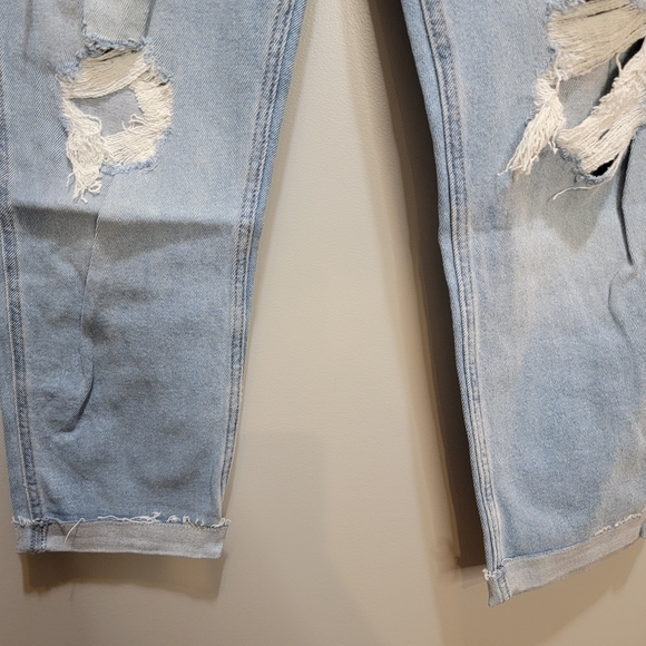 Hollister ULTRA HIGH-RISE MOM Jean Size 31 Light Wash Distressed NEW! - Picture 4 of 14